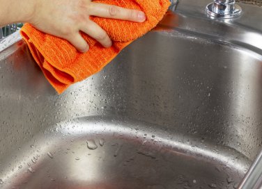 Se il lavello è in acciaio non si può tralasciare di asciugarlo ogni volta che si utilizza