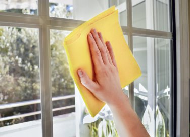 La scelta del panno è determinante, prova ad usarne uno specifico per vetri o in microfibra