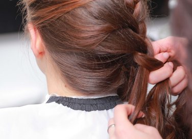 capelli treccia trecce acconciatura naturale chic 