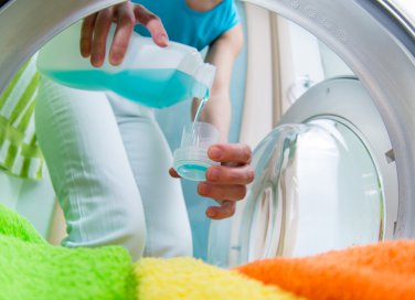 Dividi sempre i capi colorati in lavatrice