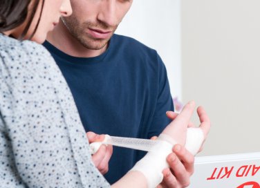 soccorso valigetta kit garze bende cerotti infortunio casa bambini uomo donna