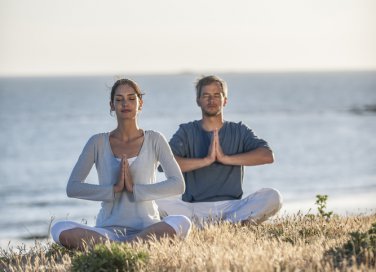 yoga, fa bene all’amore, intimità, sesso, intimità, yoga posizioni, corso