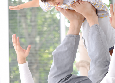 Papà gioca con il bambino