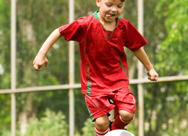 Bimbo gioca a calcio