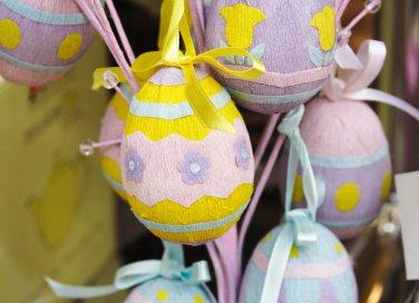 Uova di pasqua fai da te rivestite con carta vegetale idee per bambini