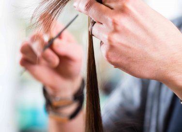 sognare di tagiarsi i capelli