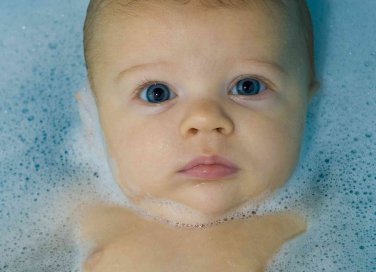 come lavare un neonato nel lavandino