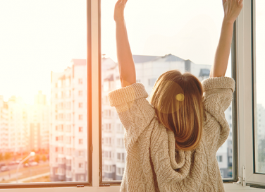Morning people: i vantaggi (e gli svantaggi) di svegliarsi presto la mattina