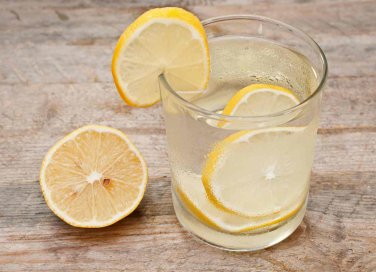 Bere acqua calda e limone al mattino fa bene?