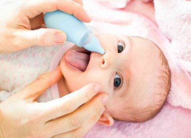 Come pulire il naso al neonato con la soluzione fisiologica