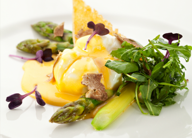 Uovo in camicia con tartufo e asparagi