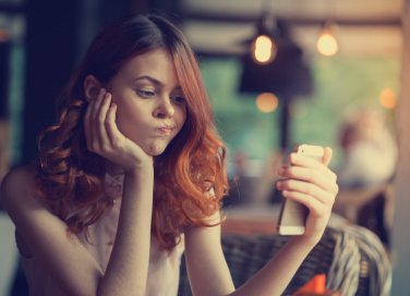 lui non chiama, telefono, donna