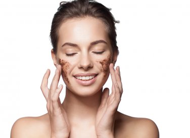 scrub fondi di caffè viso, scrub con polvere di caffè, scrub viso caffè miele