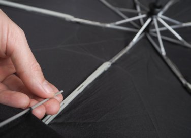 aggiustare ombrello rotto, riparar ombrello rotto