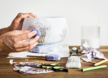 decoupage su plastica, decorare plastica