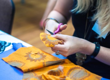 come decorare maglietta, decoupage con stoffa, decoupage su magliette