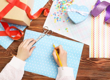 come riciclare carta da regalo, riciclare carta regalo, lavoretti riciclo carta