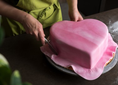come rivestire torta con pasta di zucchero, torta a forma di cuore, rivestire torta a forma di cuore
