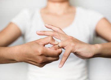 come togliere un anello stretto dal dito, cosa fare per togliere un anello stretto