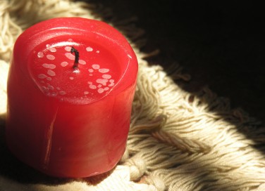 come togliere la cera dal tappeto, macchie di cera