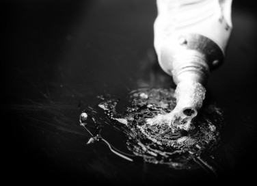 come togliere colla da tessuti, macchie colla