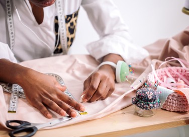 come togliere riga orlo vecchio, come togliere segno cucitura, togliere pieghe orlo pantaloni