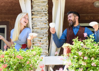 come comportarsi vicini casa, vicini di casa, buona educazione, cosa fare vicini di casa