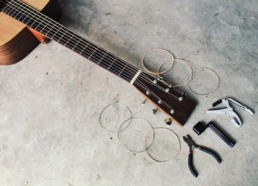 come sostituire corda chitarra, cambiare corda chitarra