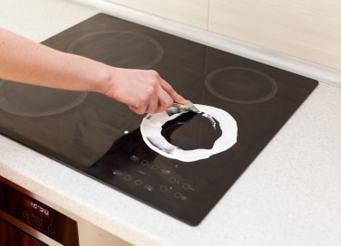 come pulire piano induzione bruciato, pulire piano induzione, pulizia piano induzione