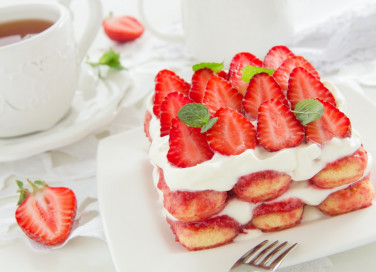 tiramisu, fragole, cioccolato