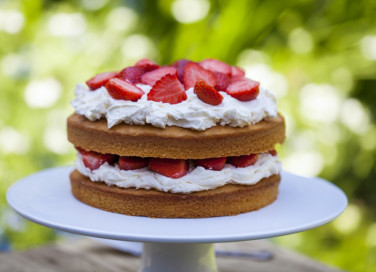 festa della mamma, torta alla crema, fragole e panna