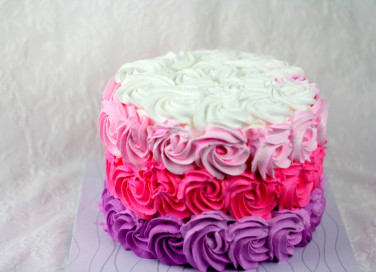 torte decorate panna colorata, decorazioni torte panna montata