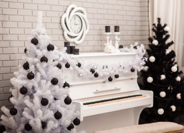 come addobbare albero natale nero, albero di natale nero