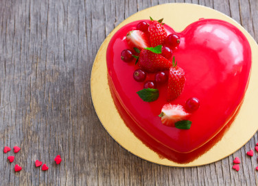 torte a forma di cuore decorate con fragole, torte decorate con fragole