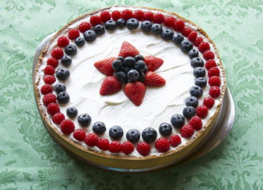 decorare crostata con frutti di bosco, decorazione crostata frutti di bosco