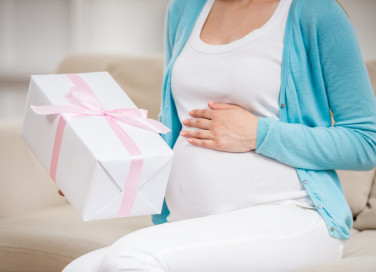 cosa regalare donna incinta, idee regalo donna incinta