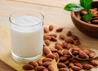 dessert latte mandorla, mandorle, dolci al cucchiaio