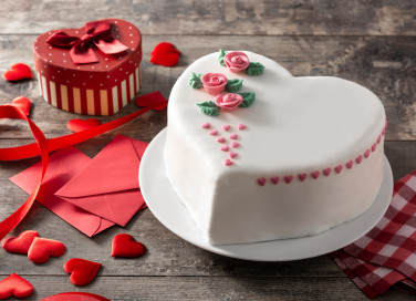 come decorare torta a forma di cuore, torta a forma di cuore
