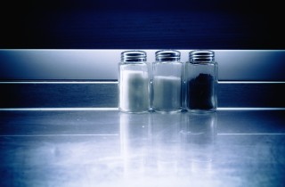 Noodles con pollo e peperoni in rosso