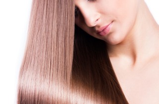 Capelli sempre lisci? Ecco cosa puoi fare per stirarli