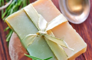 Saponette 'fai da te' colorate e profumate