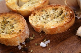 Crostini piccanti di pane raffermo