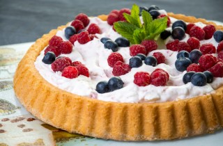 Pan di Spagna ai lamponi e meringa