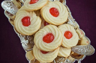 Dolcetti di pasta frolla montata e ciliegie candite