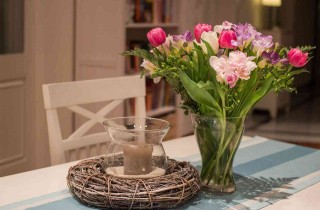 Tavola con i colori e profumi della primavera: suggerimenti per decorazioni originali