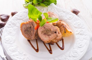 Faraona arrotolata al vino con castagne