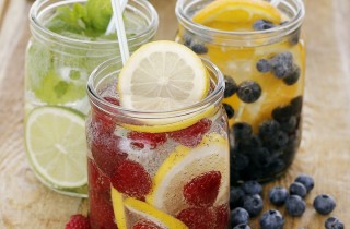 Acqua di frutta e acque aromatizzate per l'estate