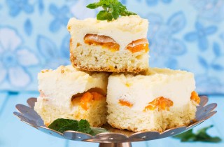 Torta di pesche sciroppate e panna