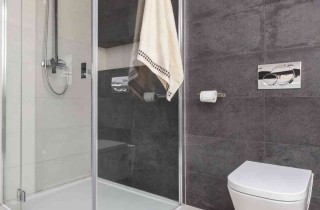 Come pulire la doccia: trucchi per averla pulita e splendente