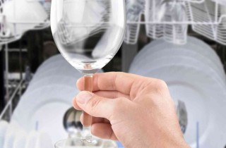 Come avere bicchieri brillanti lavandoli in lavastoviglie o a mano